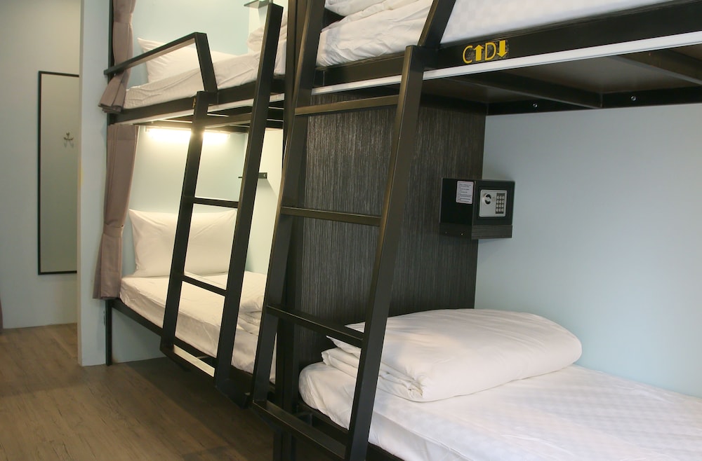 MIXED DORM, 4 BUNK BEDS, SHARED BATHROOM