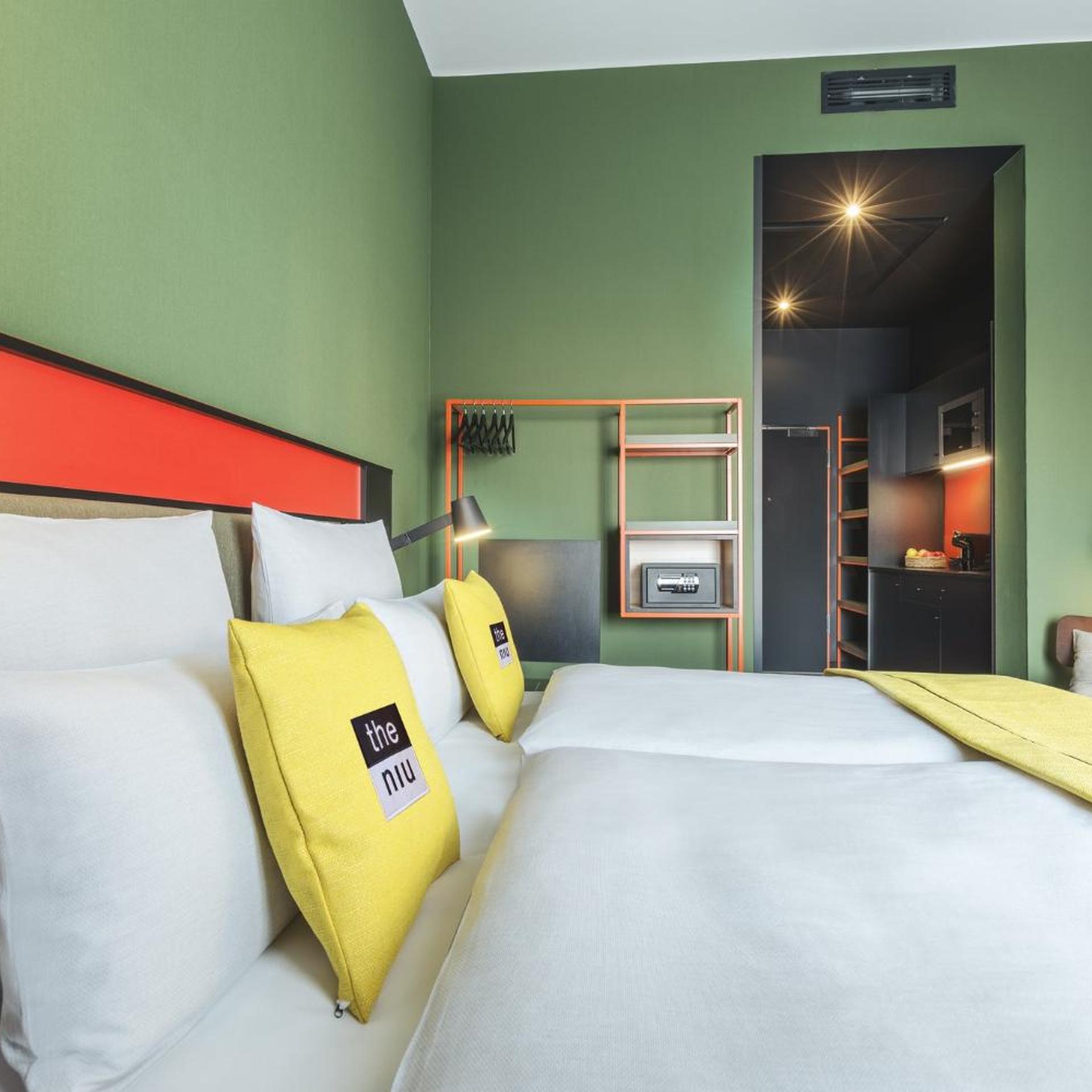 غرفة بريميوم بسرير كينج وسرير كوين بمطبخ صغير، Holiday Inn - the niu, Amity Potsdam by IHG 10/10