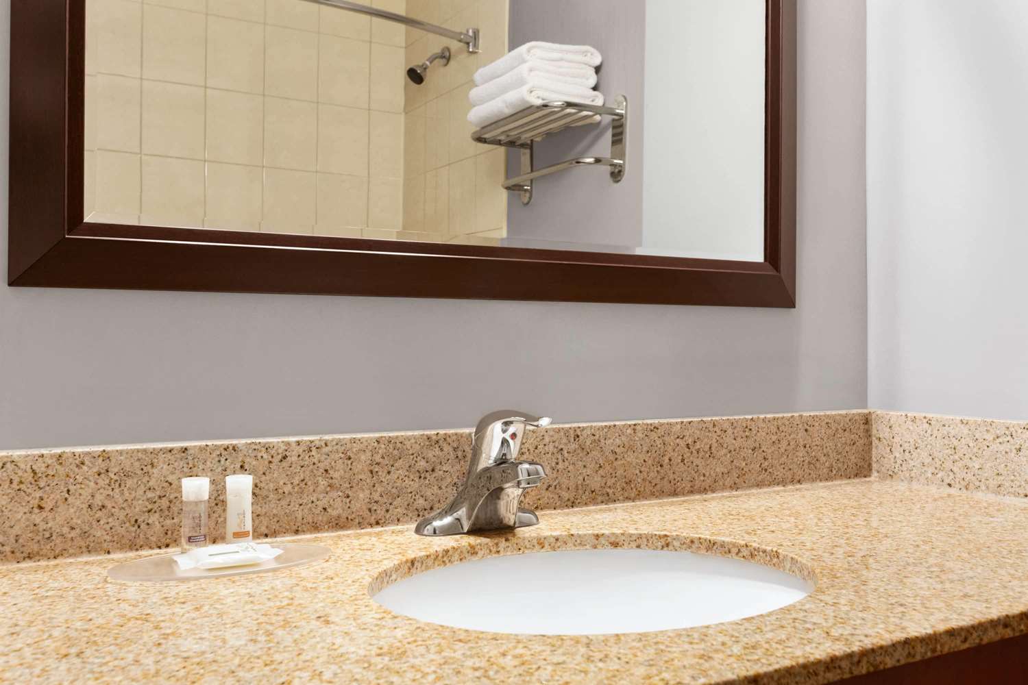 Signature Inn & Suites Hamilton 20/20