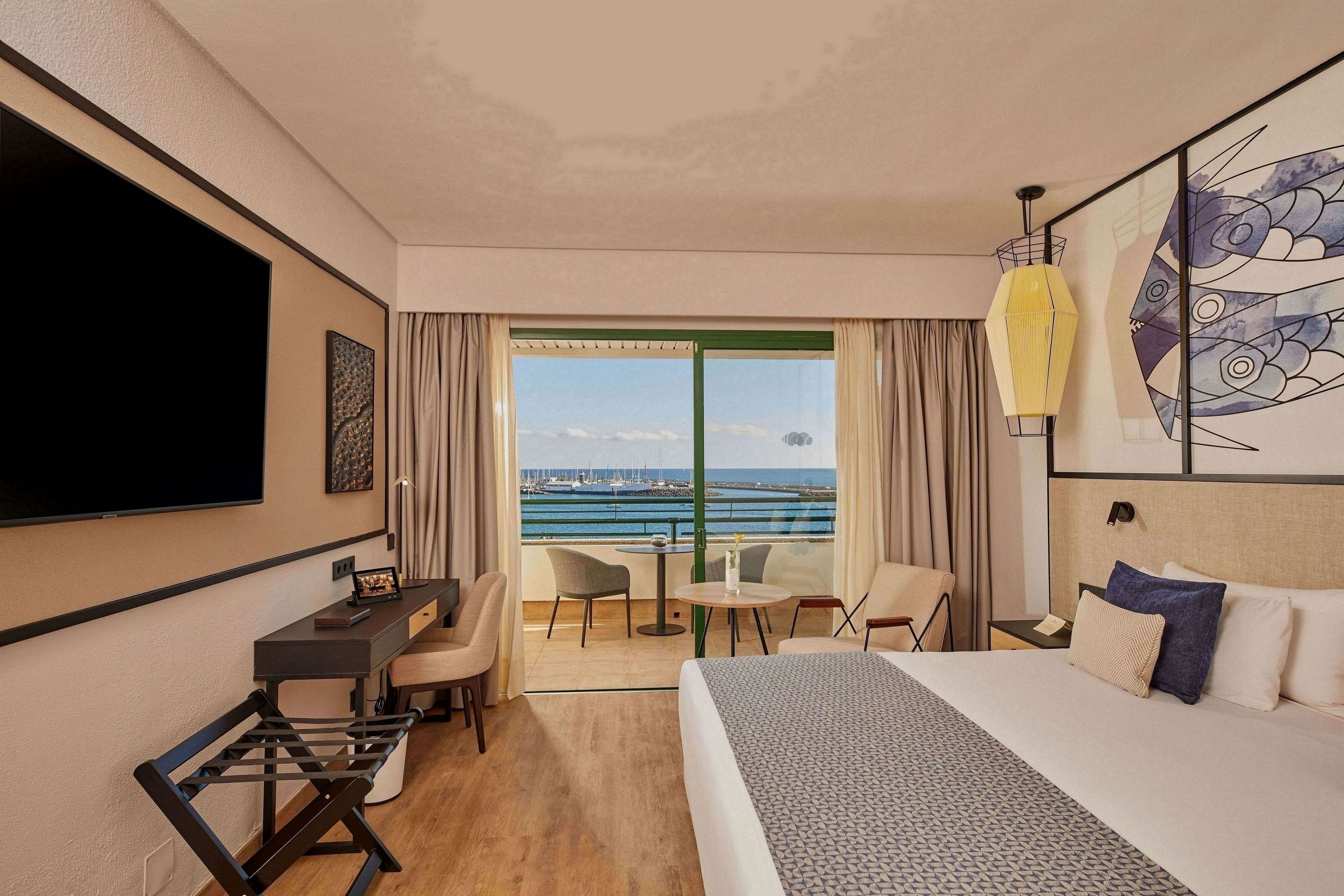 غرفة بسرير مزدوج بإطلالة على البحر
