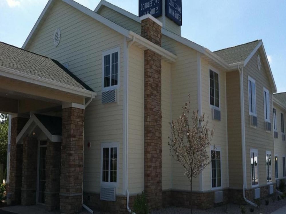 Cobblestone Inn & Suites - Harvey 1/50