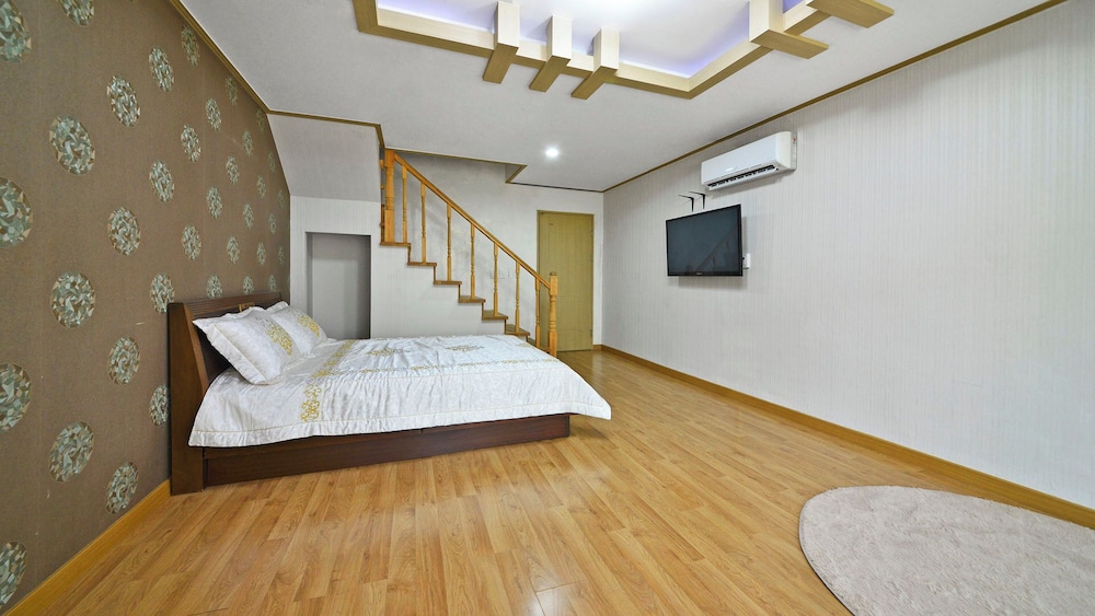 1 Bedroom, Gold, Basic, Futon Bed, 1 Double and 1 Single Bed