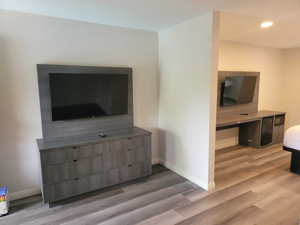 Five Star Inn West Covina 26/42
