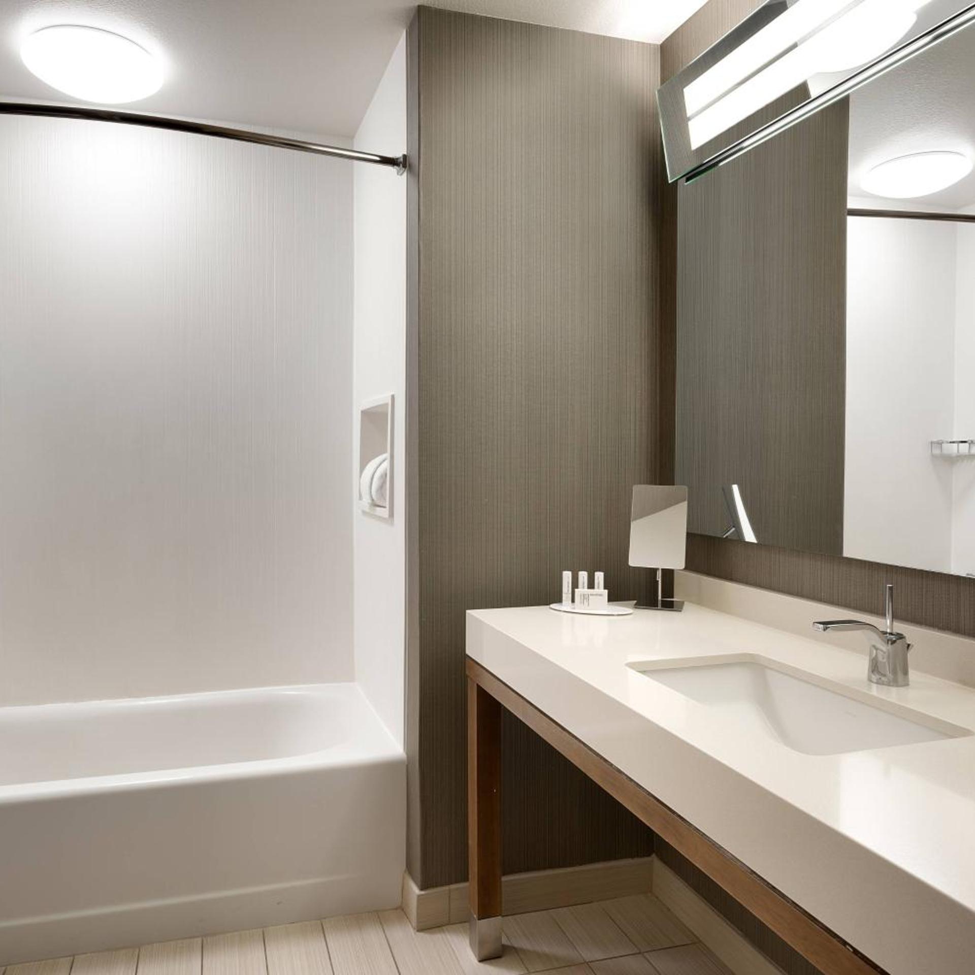 غرفة بسرير كينج وسريرين كوين، Courtyard Cedar City 4/5