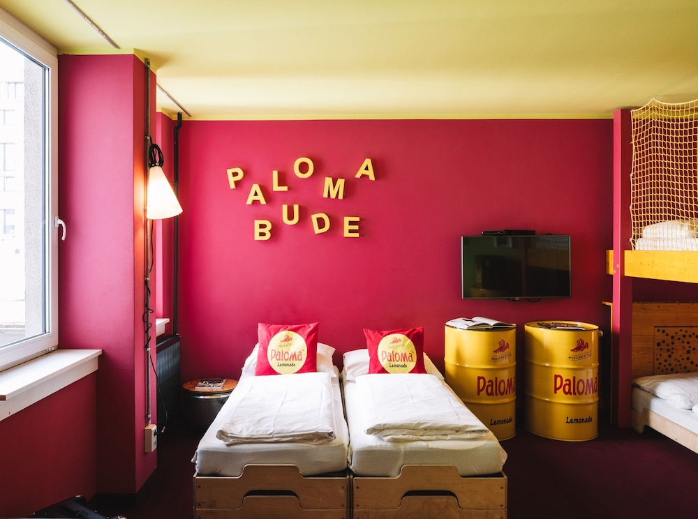 Bure, 1 Double and 4 Single Beds، Superbude St Georg 5/9