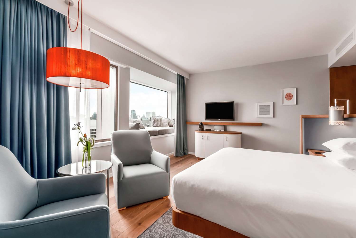 JUNIOR SUITE, KING BED, LOUNGE ACCESS