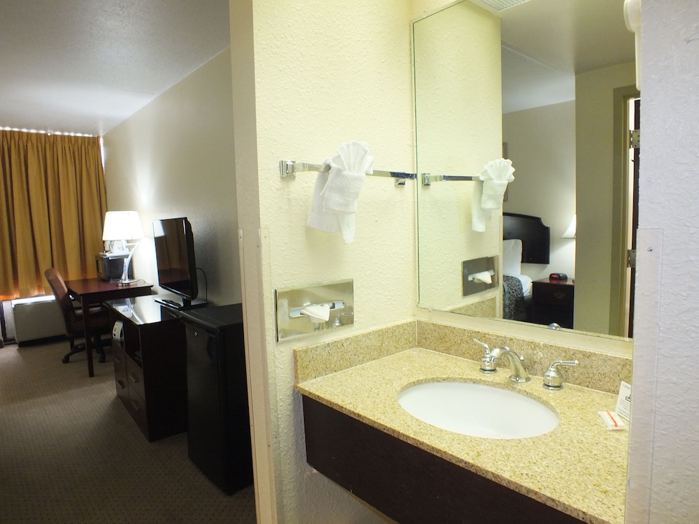 Days Inn by Wyndham Indianapolis Northeast 11/27
