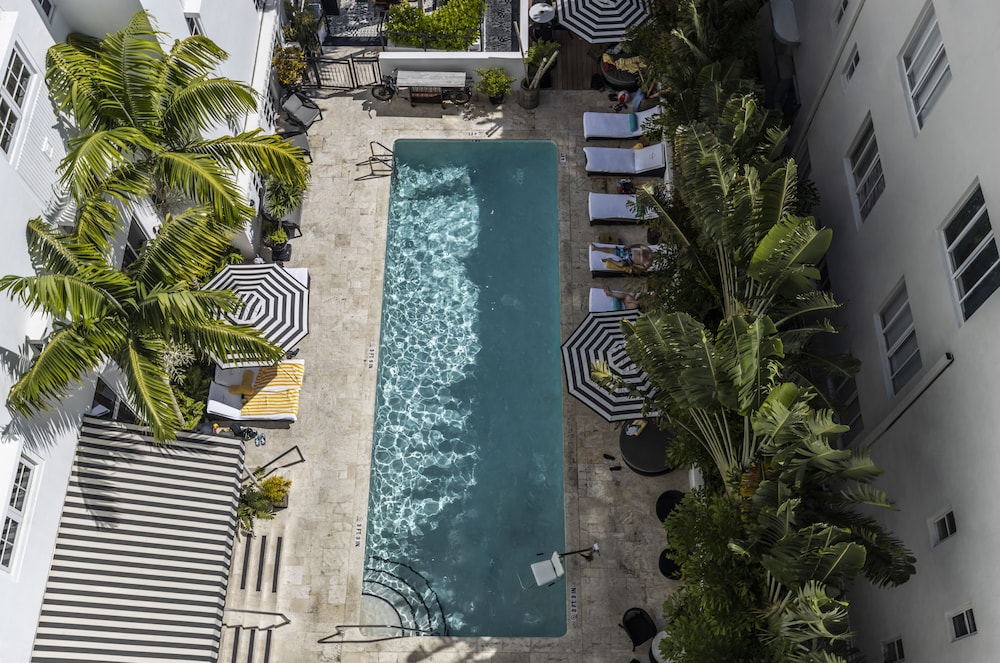 Hotel Croydon Miami Beach 11/75