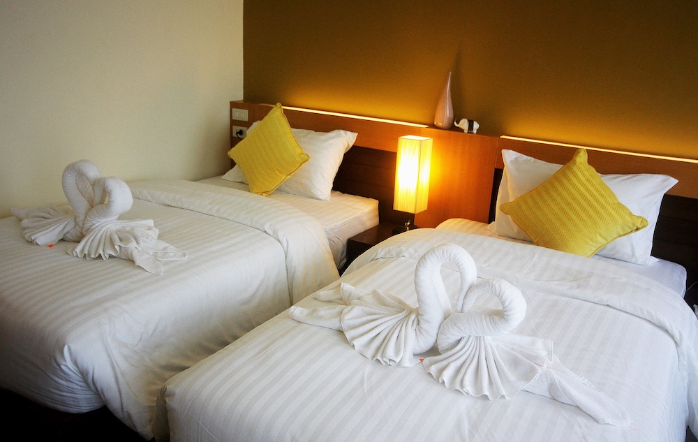 Deluxe, Twin Beds, Mountain View