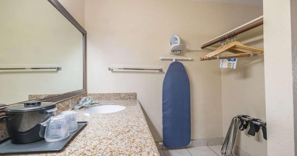 غرفة قياسية بسرير كينج لذوي الإعاقة، Best Western Roseville Inn 7/8