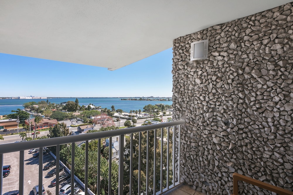 Bellwether Beach Resort 52/54