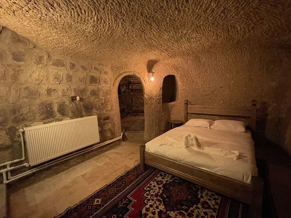 The Cave House 26/38