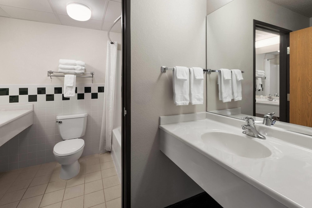 Shell Lake Lodge, a Travelodge by Wyndham 54/55