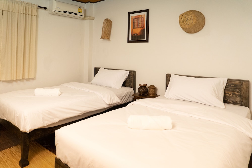 STANDARD, TWIN BEDS, SHARED BATHROOM