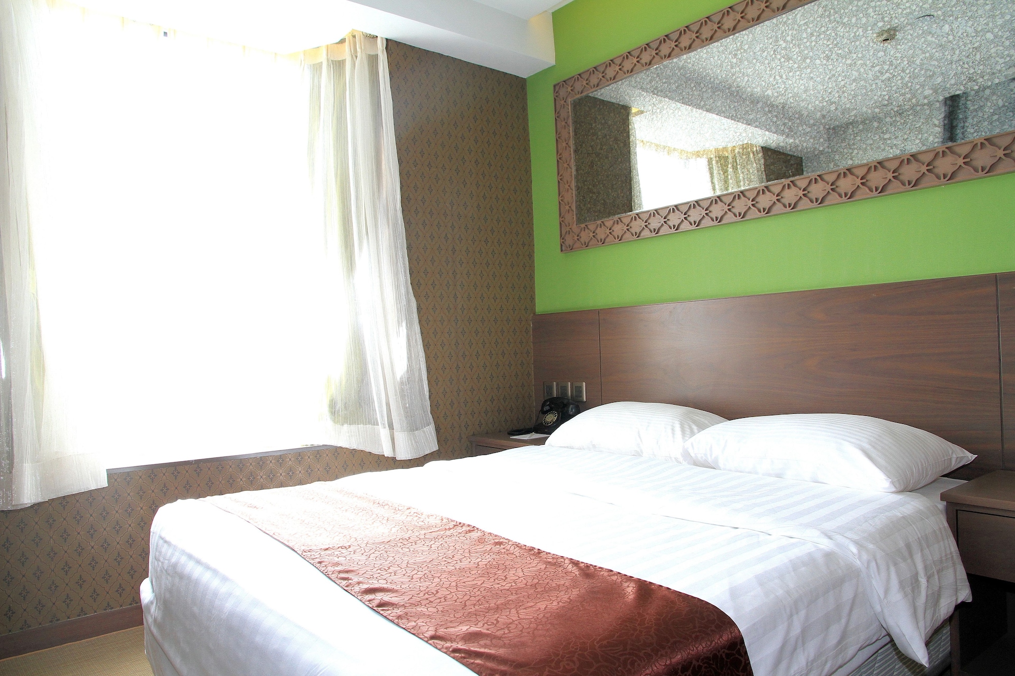 STANDARD, QUEEN BED
