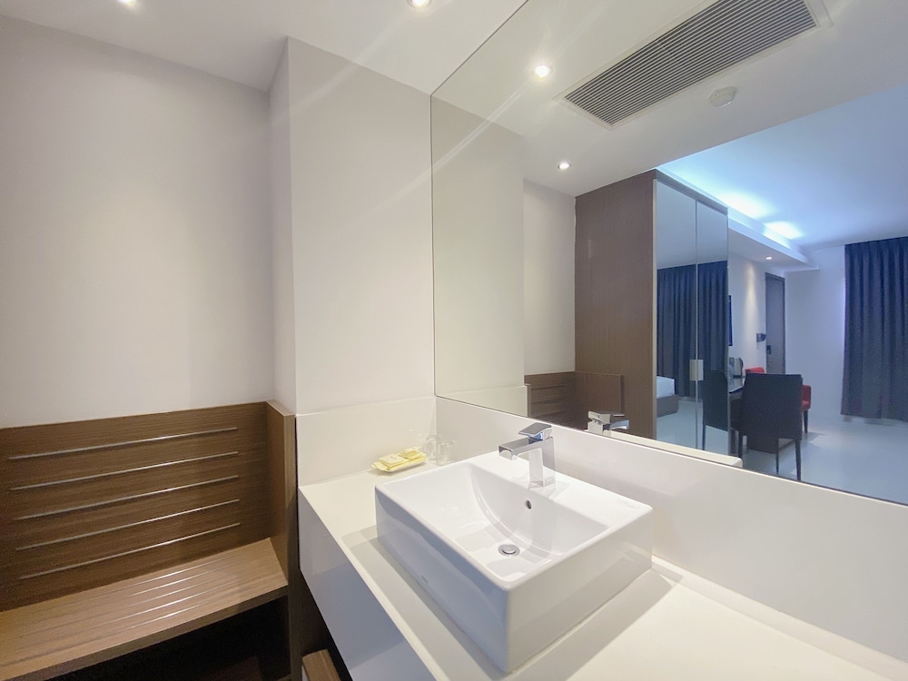 The Luxe Hotel 50/50