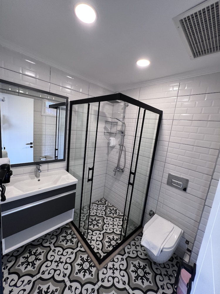 Yucel Hotel 50/50
