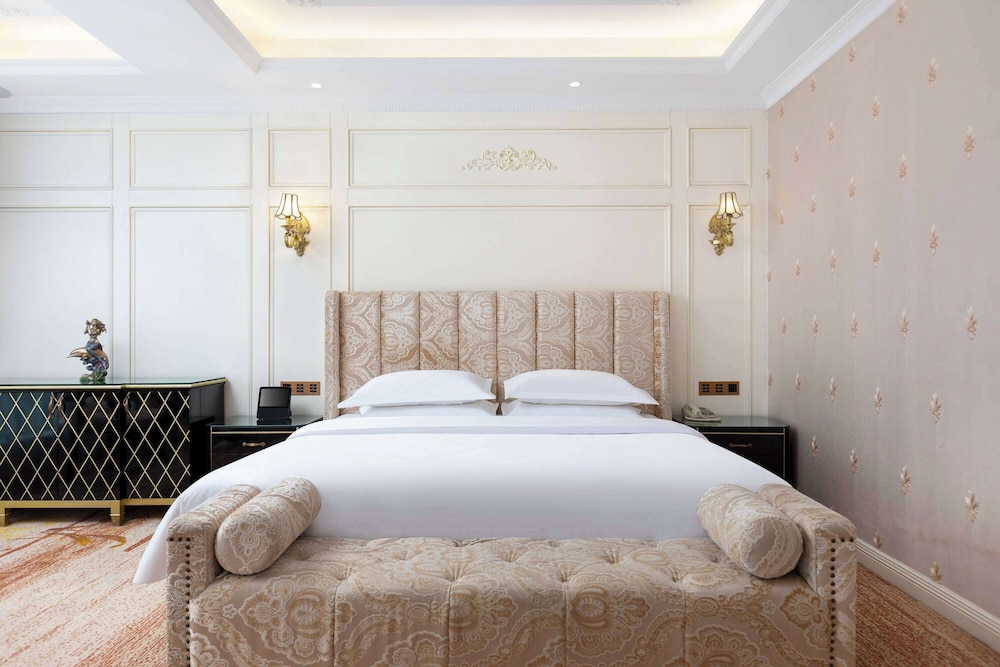 ROOM, KING BED