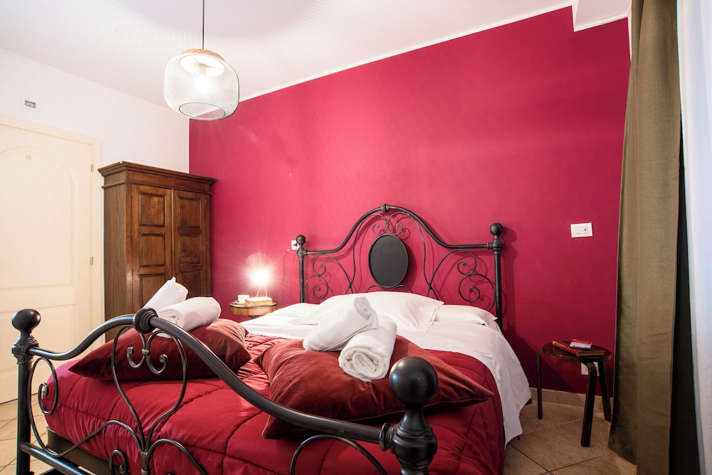 ROOM, DOUBLE BED