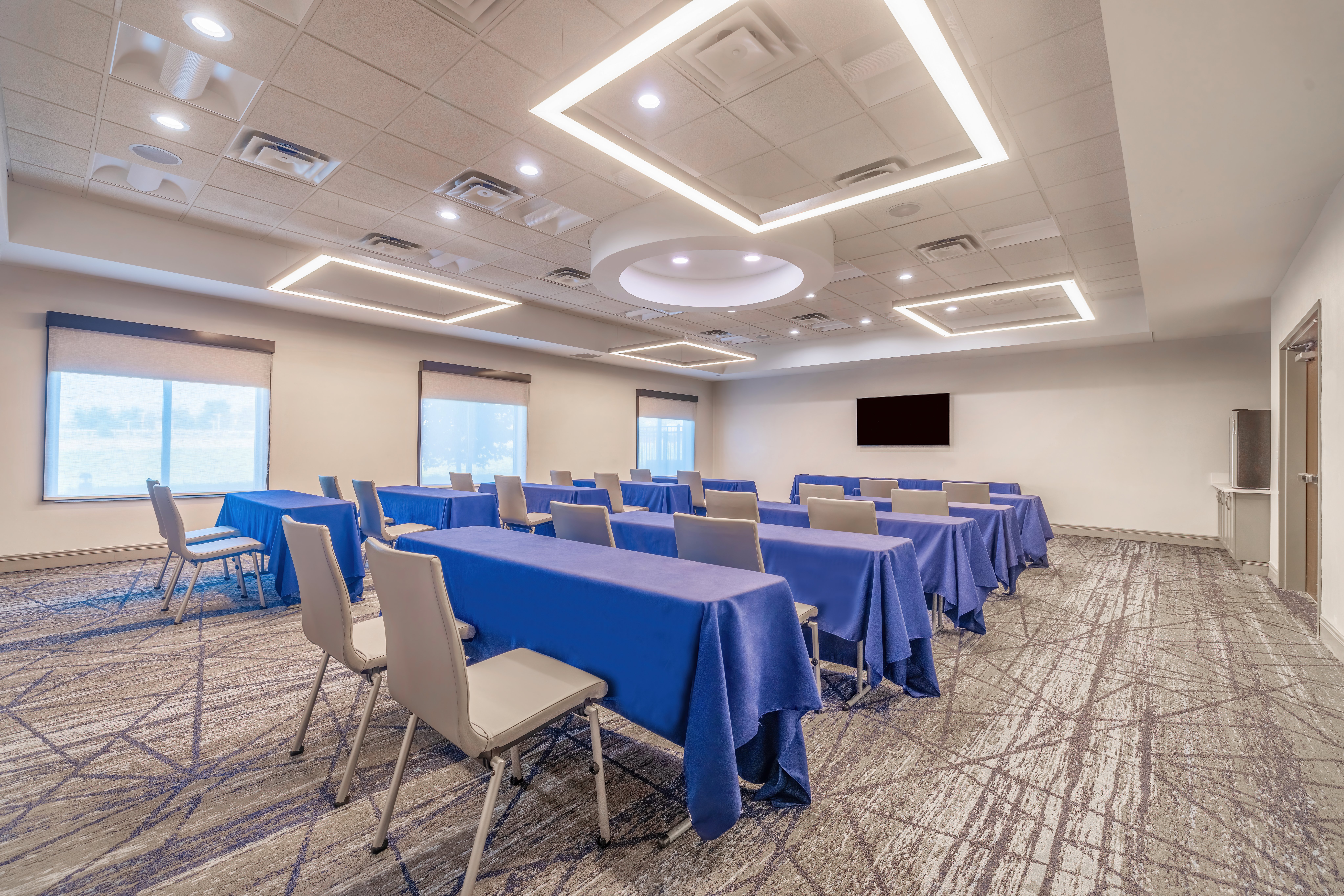 Holiday Inn Express Hotel Suites Kansas City Airport 63/72