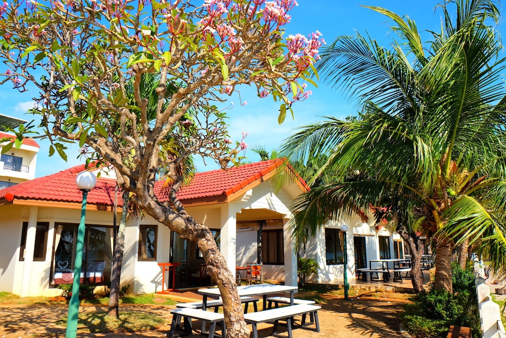 New Travel Beach Resort 63/68