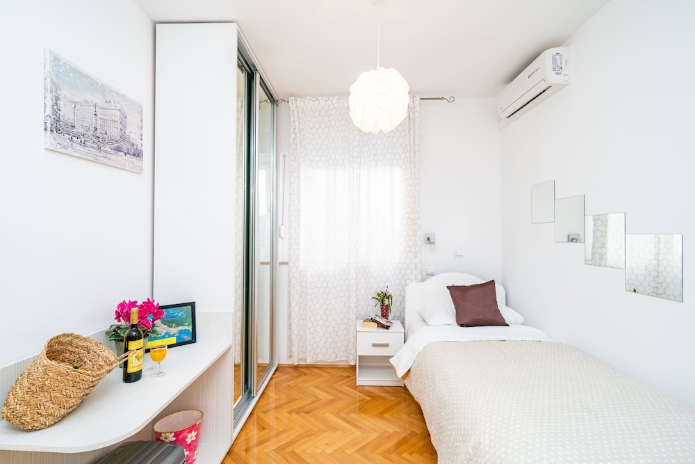 ROOM, SINGLE, SHARED KITCHEN