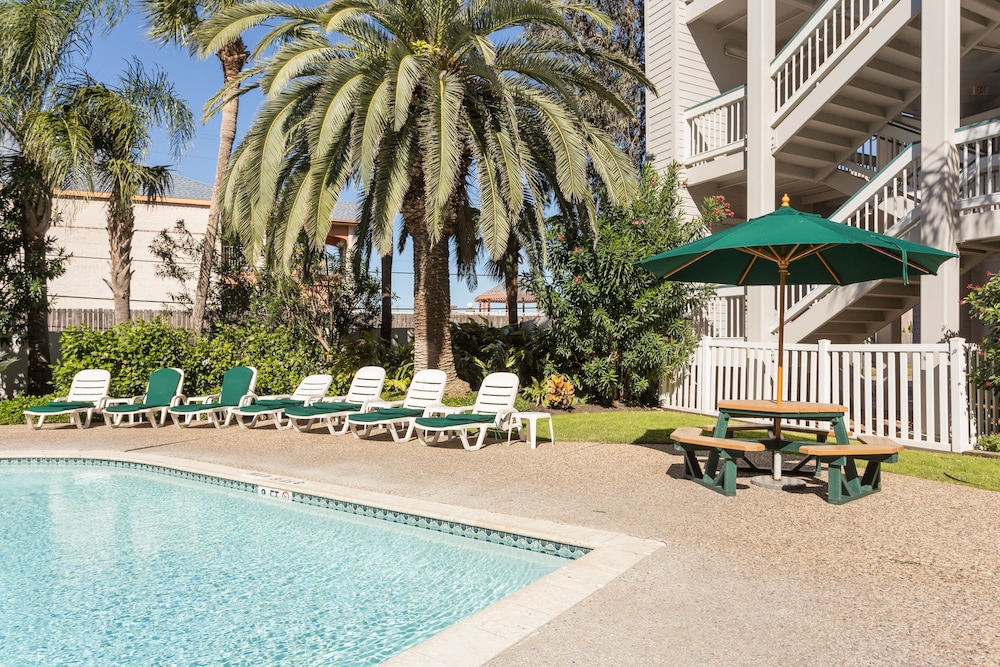 Casa Del Mar Beachfront Suites 34/82