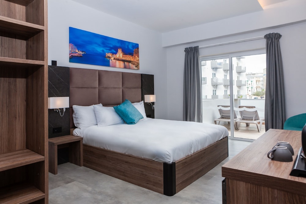 STANDARD, DOUBLE BED, CITY VIEW, BALCONY