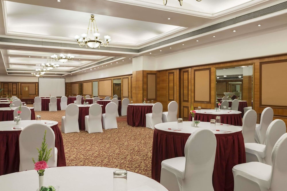 Ramada Plaza Palm Grove 40/54