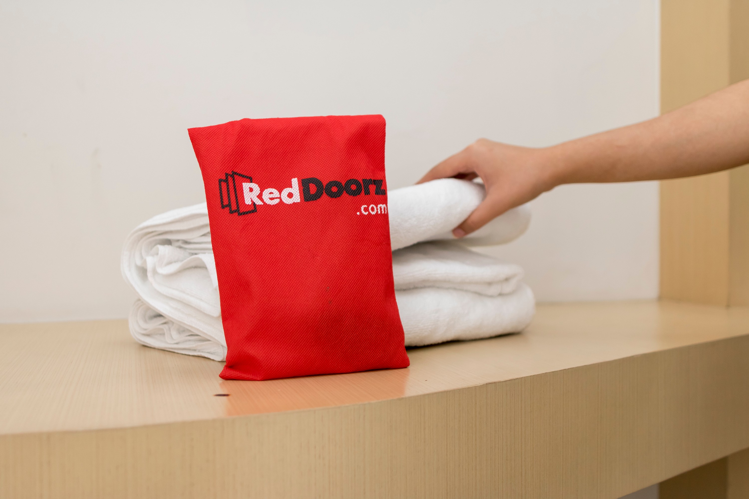 RedDoorz Plus @ Karebosi Area 2 (RedDoorz - Hotel Crown Inn) 23/28