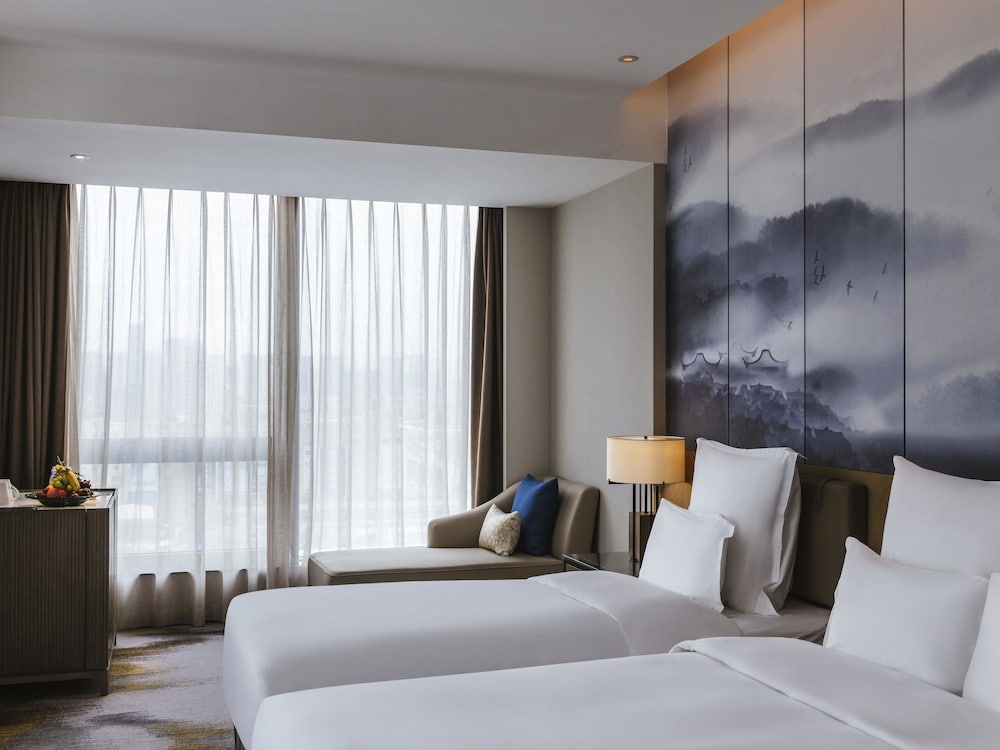 SUPERIOR, TWIN BEDS, CITY VIEW