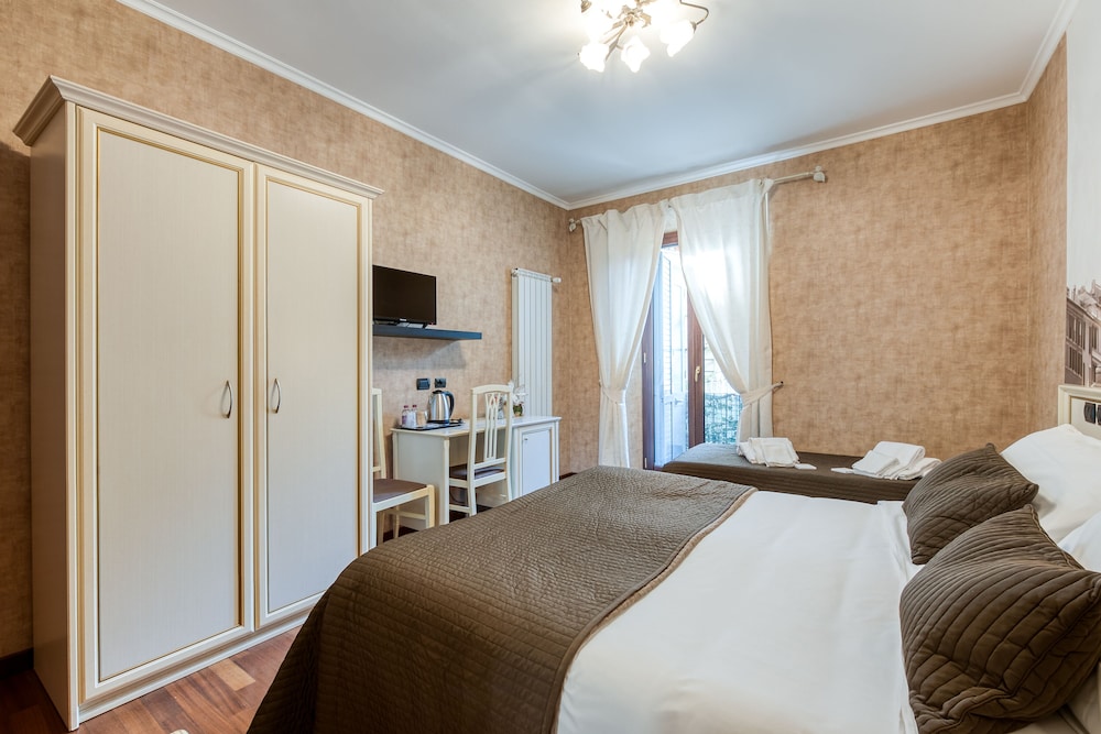ROOM, DOUBLE BED