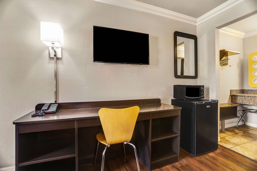 Motel6 Fresno, CA - Belmont Ave 33/39