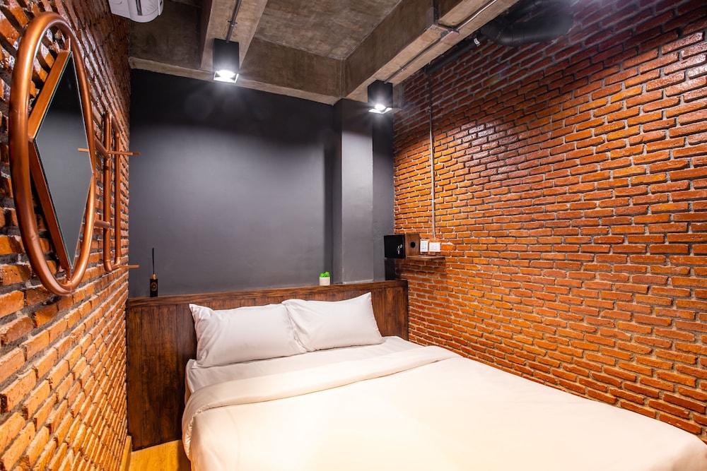 Capsule, Superior, Queen Bed, Shared Bathroom