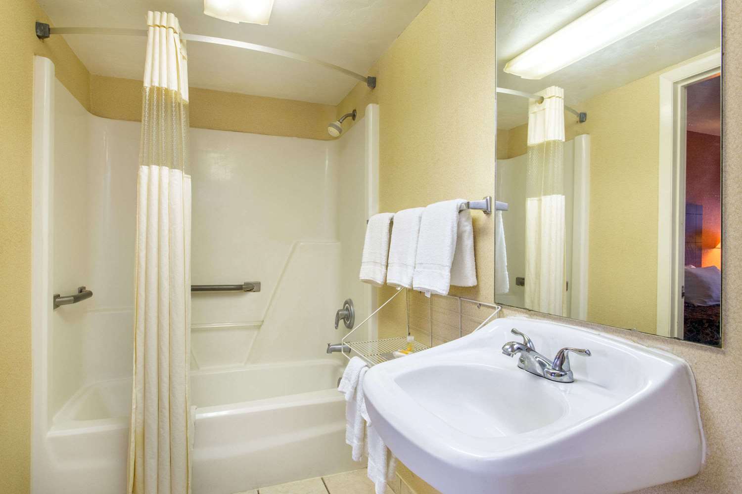 Days Inn By Wyndham Lake City I-10 35/35