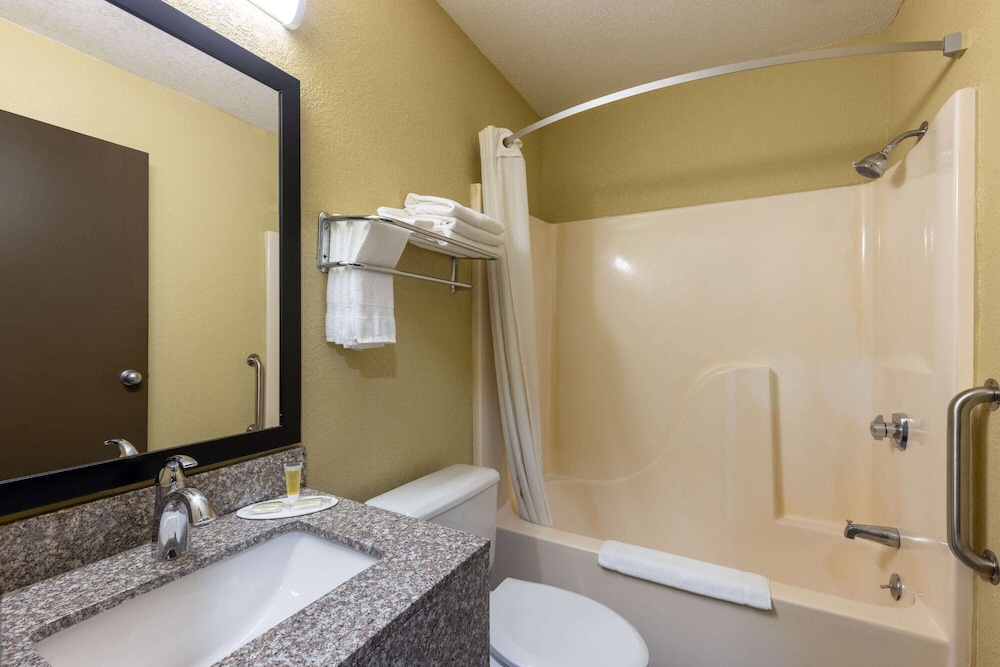 Super 8 by Wyndham Nixa/Springfield Area 38/39