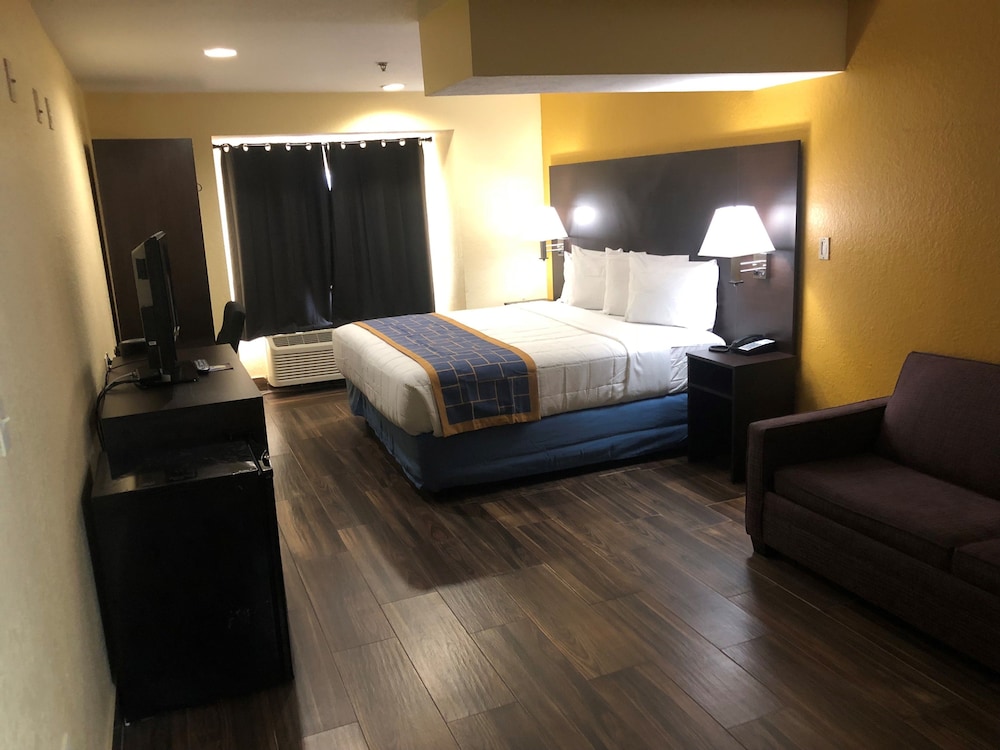 غرفة بسرير كوين، Days Inn And Suites By Wyndham Tampa Raymond James Stadium 4/10