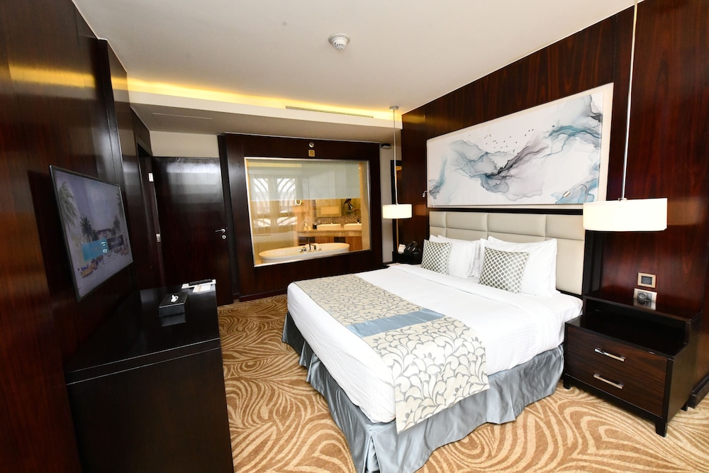 Triumph Luxury Hotel 24/64