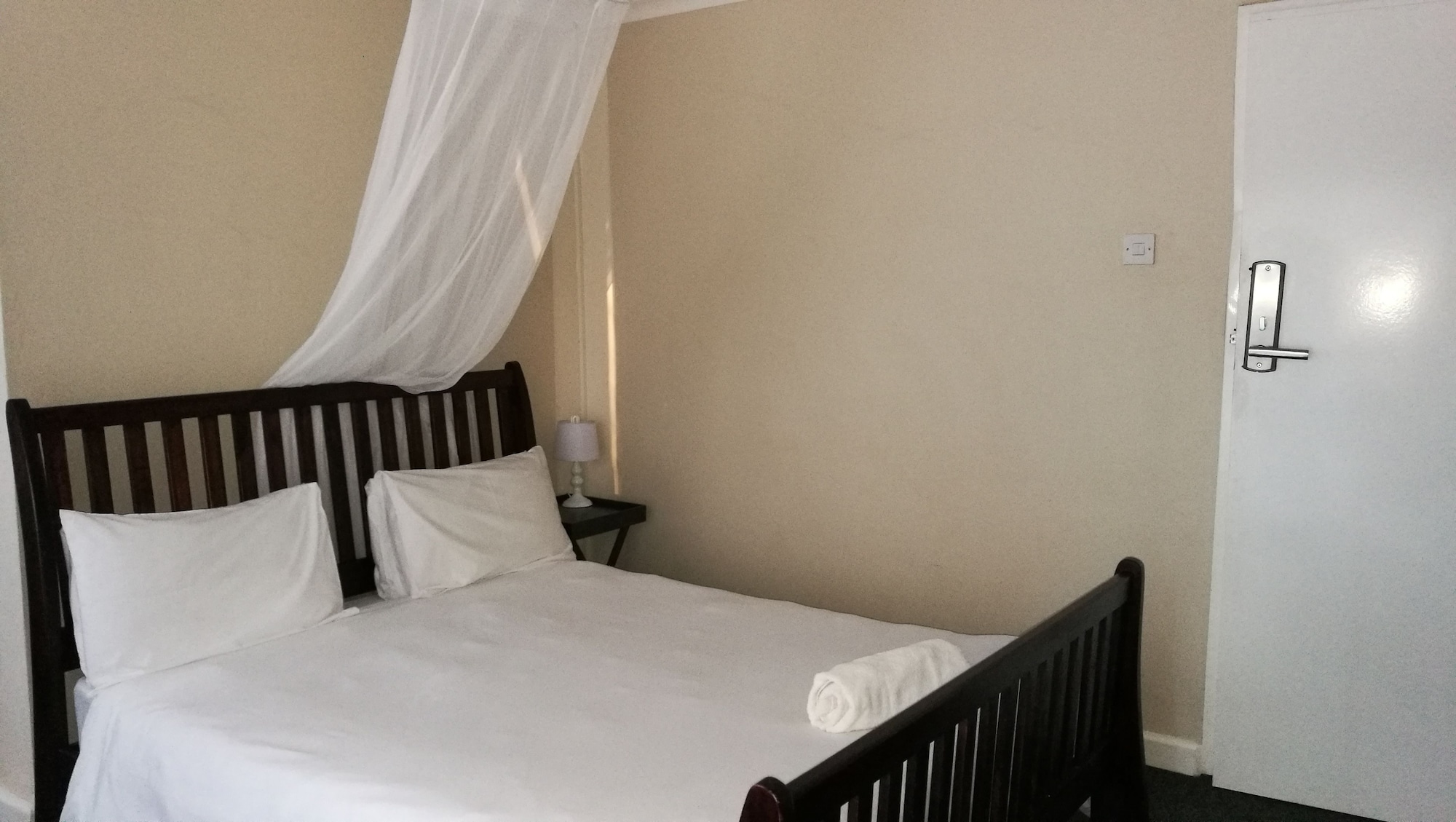 MEZZANINE, EXECUTIVE, QUEEN BED