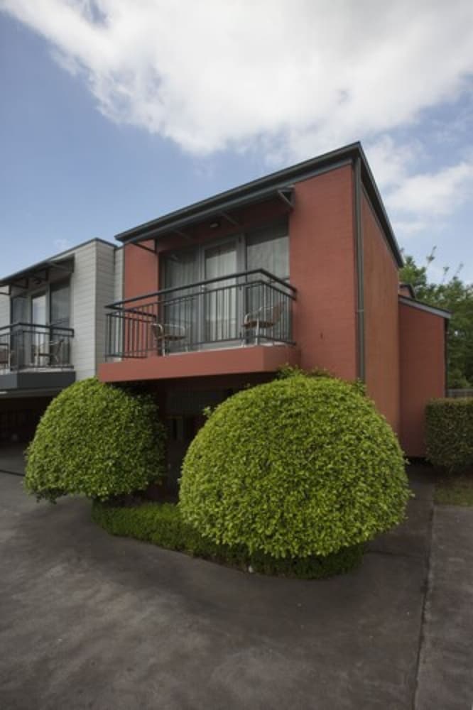 BERRY VILLAGE BOUTIQUE MOTEL 45/49
