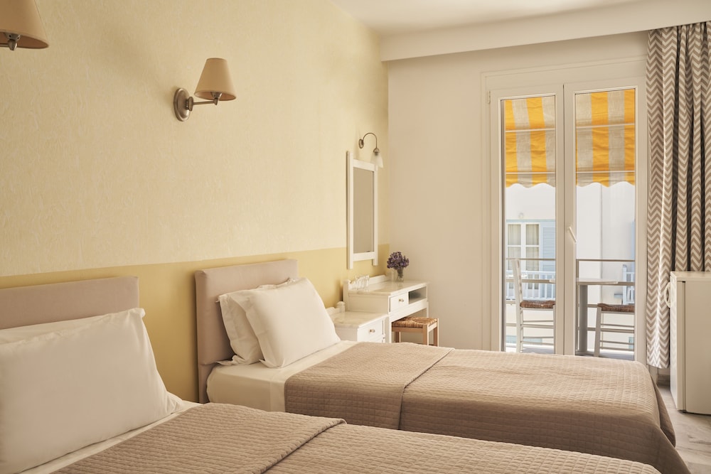 Polos Hotel Paros 23/90