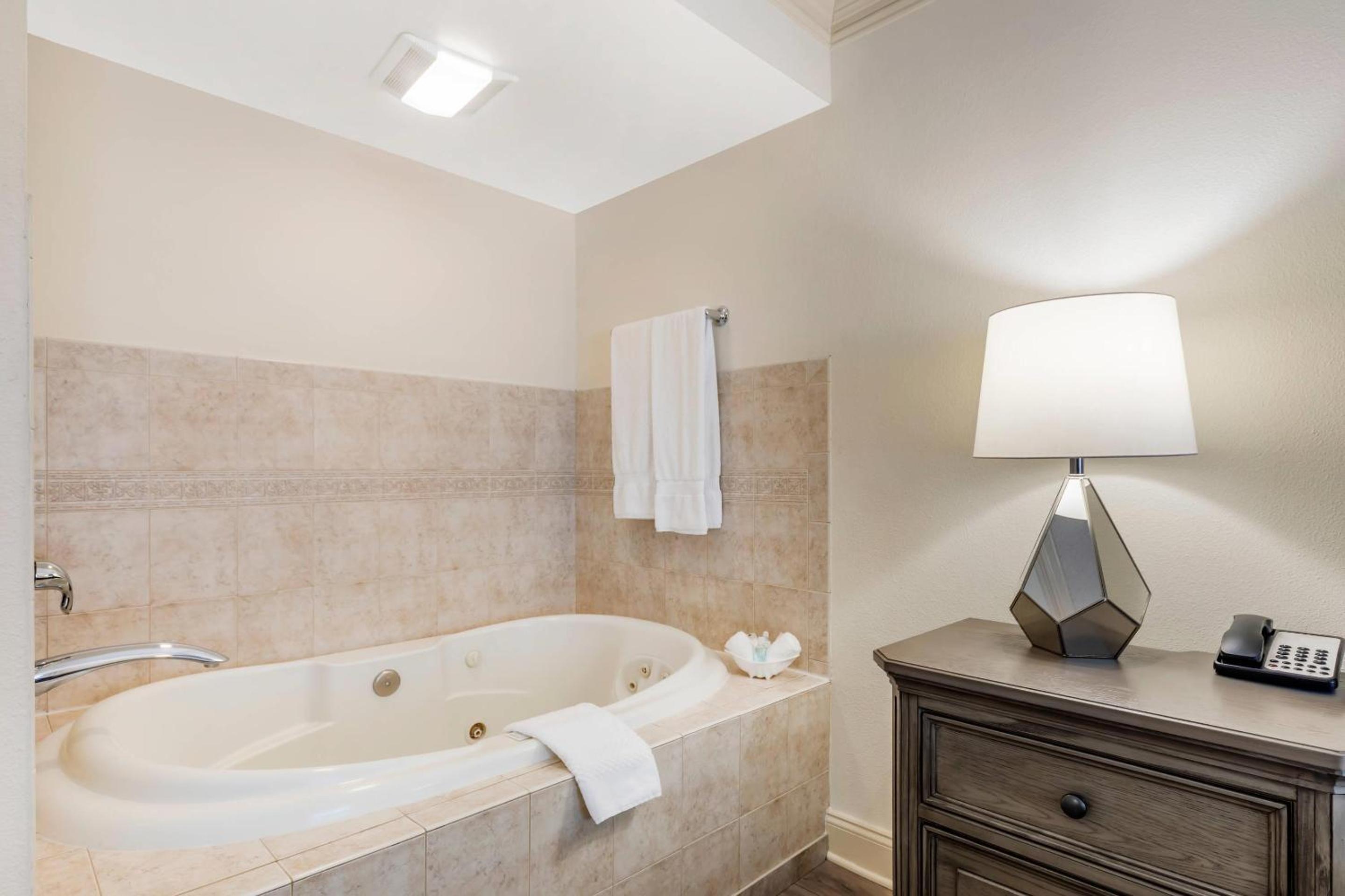 غرفة بسرير كينج بحوض جاكوزي، Clarion Hotel & Conference Center Toms River 6/7