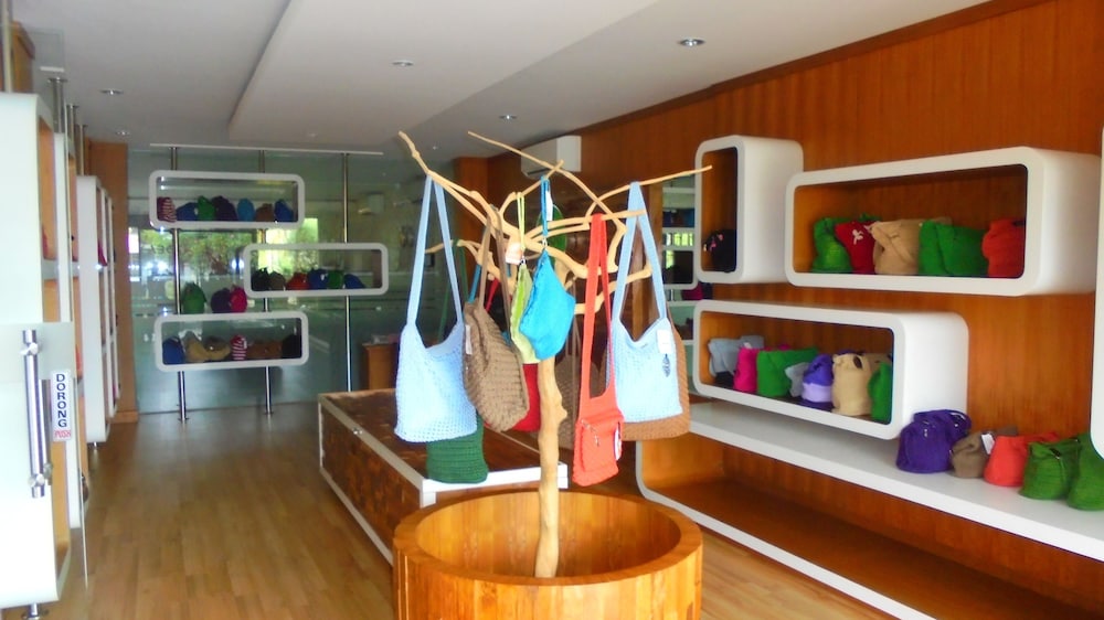 Lobby at The Kanjeng Suites Kuta Galeria - Bali, Kuta (Bali)