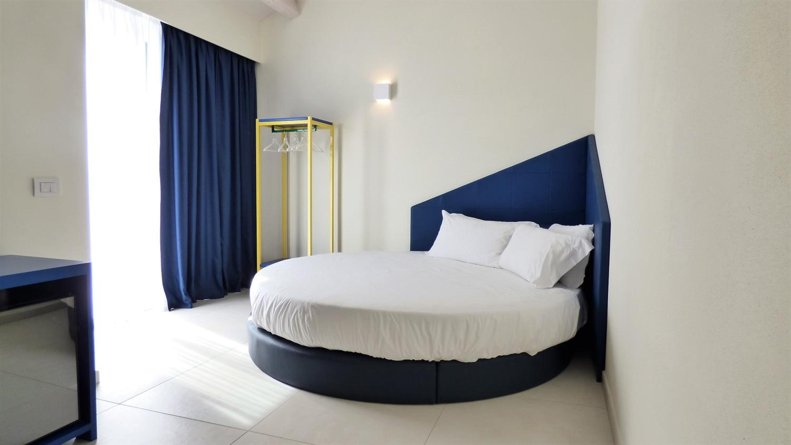 Room, Double Bed, Lateral Side Sea View, Balcony، HOTELTREVI 7/10