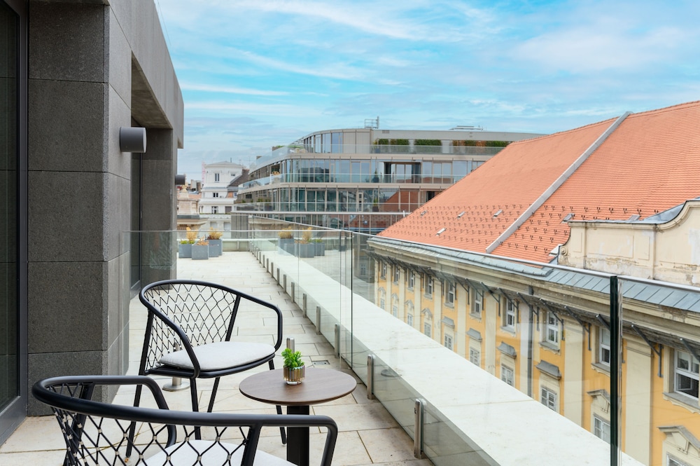 Hotel Emerald & Suites 50/56