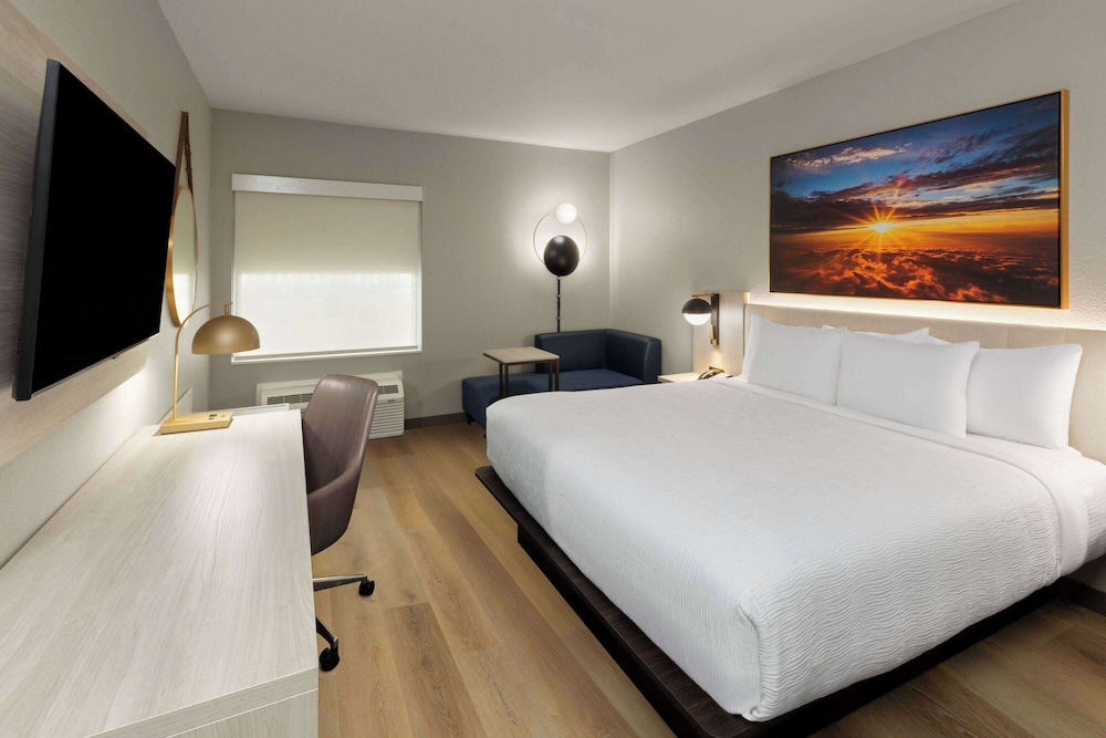 La Quinta Inn & Suites by Wyndham DeSoto 21/44
