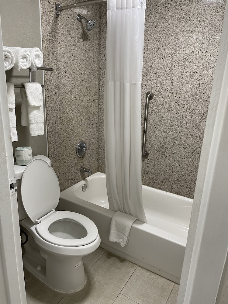 Days Inn & Suites By Wyndham Collierville Germantown Area 7/25