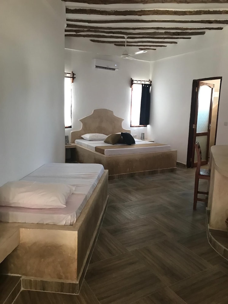 Sea View Lodge Boutique Hotel 16/76