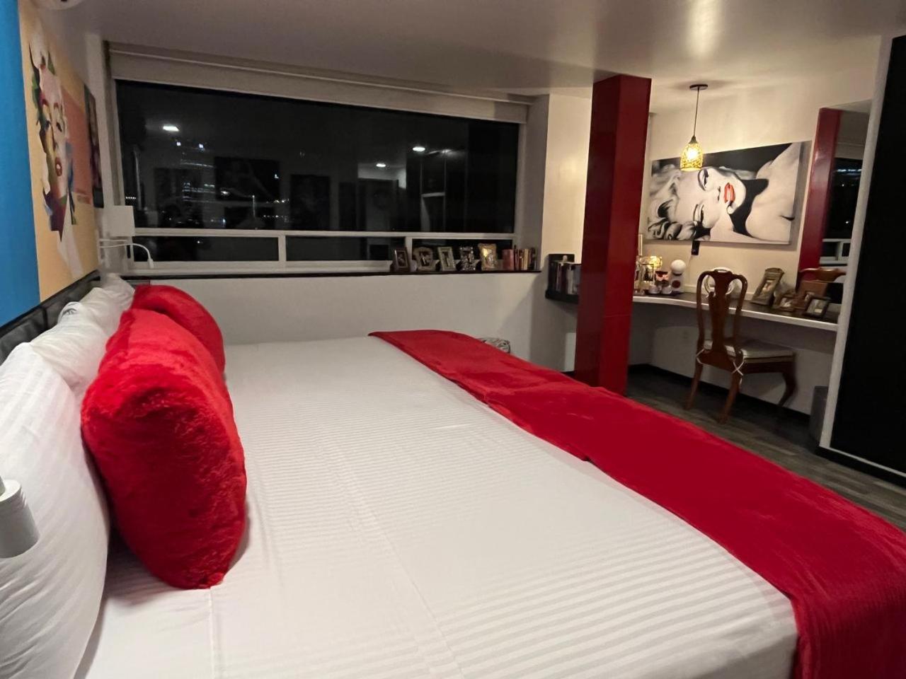 Theme, Queen Bed, with View
