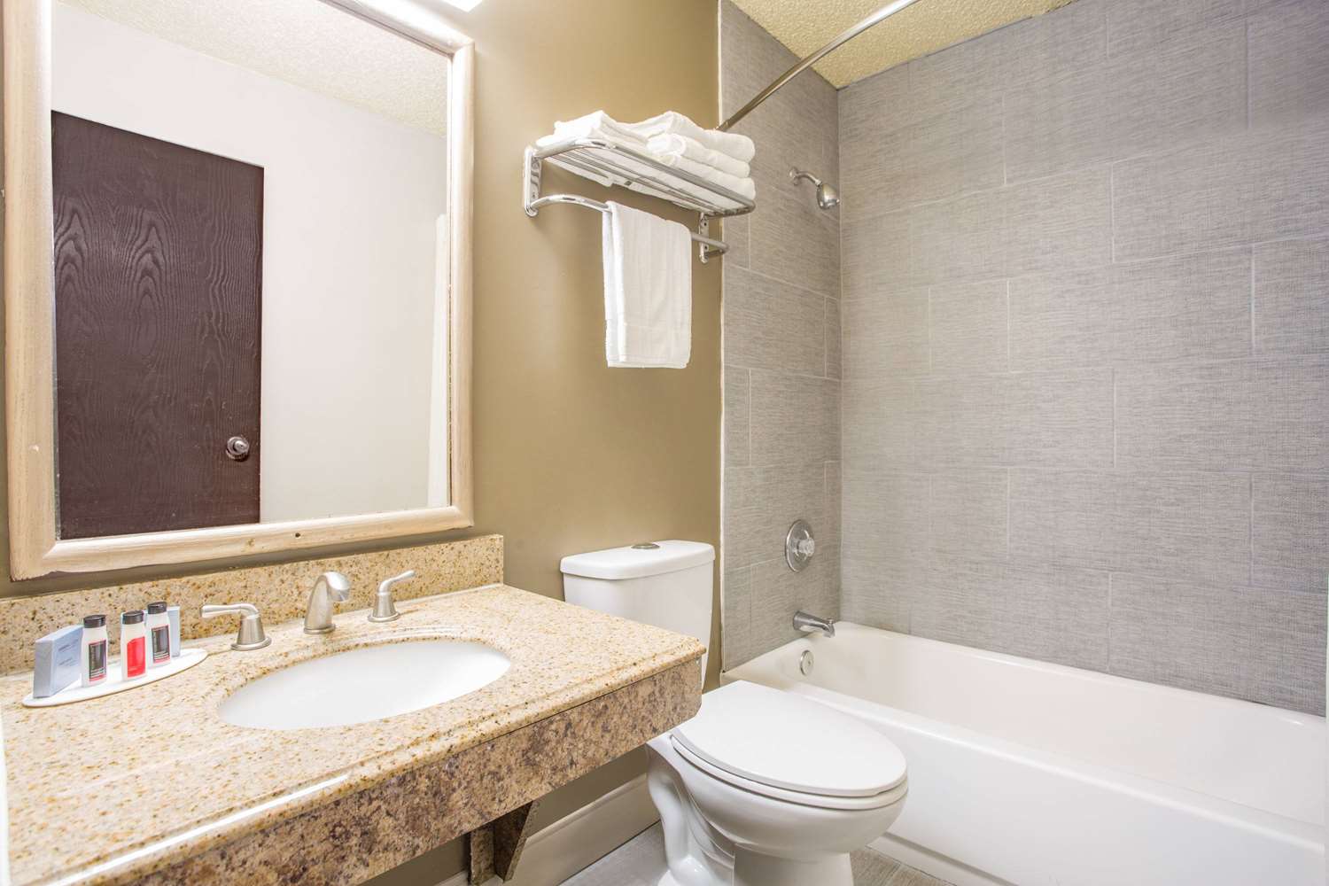 Super 8 by Wyndham Waldorf 15/15
